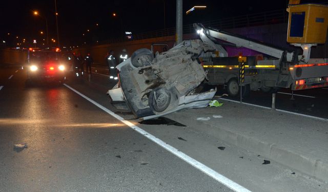 İkiye katlanan otomobilden yaralı çıktılar