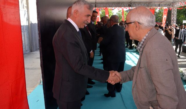 Kahramanmaraş protokolü vatandaşlarla bayramlaştı