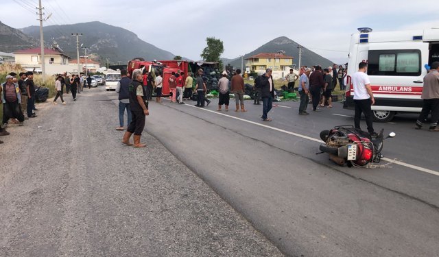 Kamyonla motosiklet çarpıştı: 3 yaralı