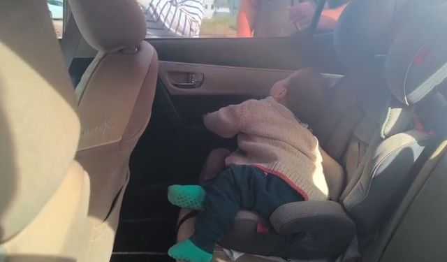 Kapıları kilitlenen otomobilde mahsur kalan Cihan bebeği itfaiye kurtardı
