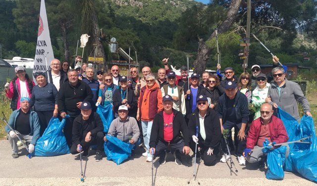 Karavan tutkunlarından Olimpos'ta çevre temizliği