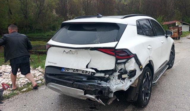 Kavşakta iki otomobil çarpıştı: 2 yaralı