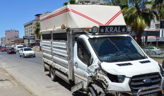 Lastiği patlayan kamyonet park halindeki araca çarptı