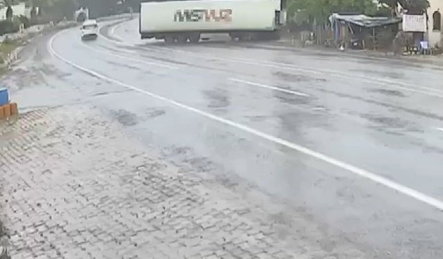Mersin'de TIR'ın yağış nedeniyle kayarak yaptığı kaza kamerada: 1 yaralı