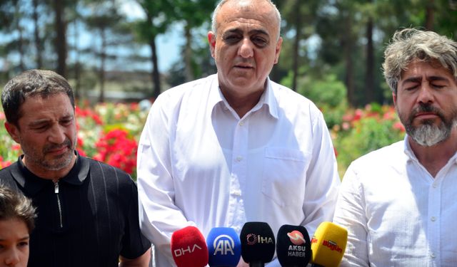 Okuldaki saldırıda ölen öğrencilerin aileleri mezarlıkta bir araya geldi