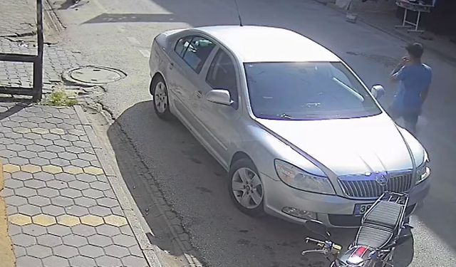 Otomobil park halindeki araca ve ardından çocuğa çarpıp yaraladı; kaza kamerada