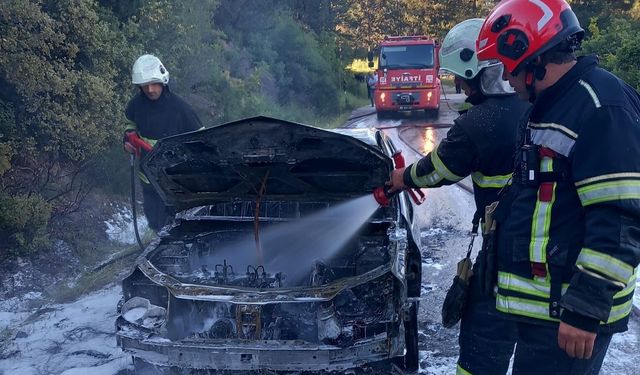 Otomobil yangını, ormana sıçramadan söndürüldü