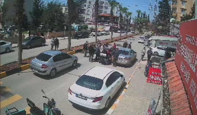 Otomobile çarpan elektrikli motosikletten savrulan kadın ve çocuk, son anda kurtuldu