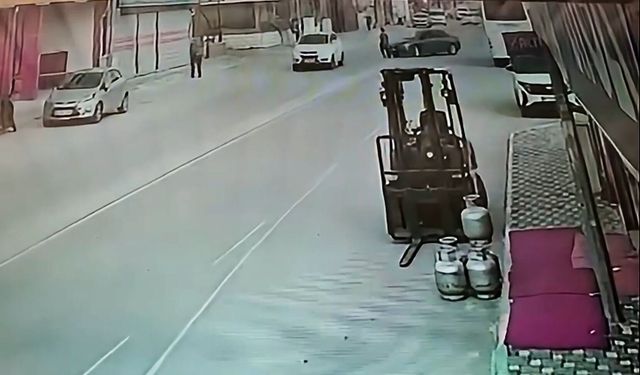 Otomobilin çarptığı kadın yaralandı; kaza kamerada