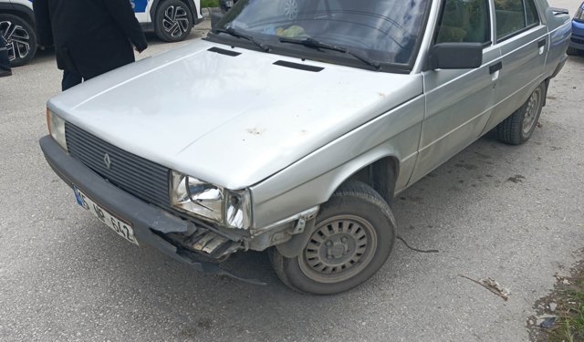 Otomobille çarpışan motosiklet sürücüsü yaralandı