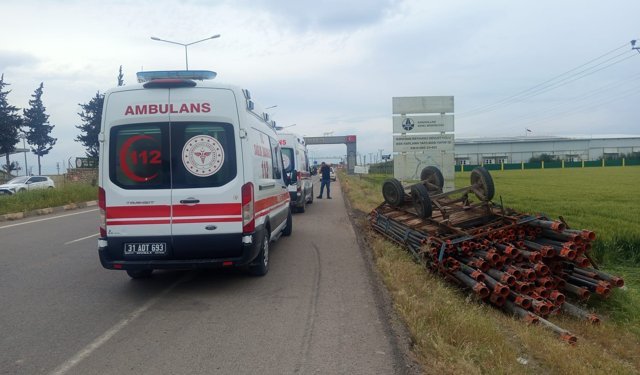 Reyhanlı'da traktör römorku devrildi; 4 işçi yaralandı