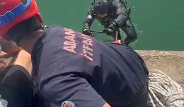 Seyhan Nehri'nde boğulma tehlikesi geçiren Enes'i, su altı polisi kurtardı