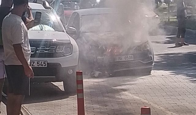 Seyir halindeki otomobil yandı