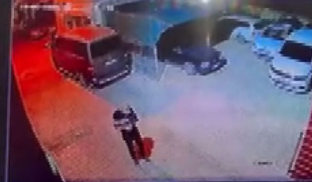 Silahı önce tutukluk yaptı, ardından eve 2 el ateş etti; o anlar kamerada