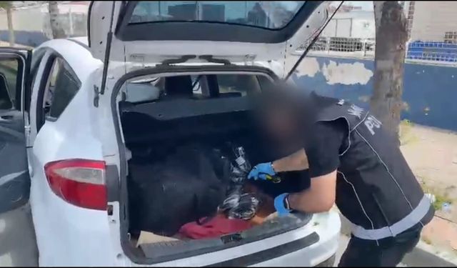 Takibe alınan otomobilden 23 kilo 984 gram esrar ele geçirildi