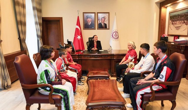 Vali Bilgihan şampiyonları ağırladı