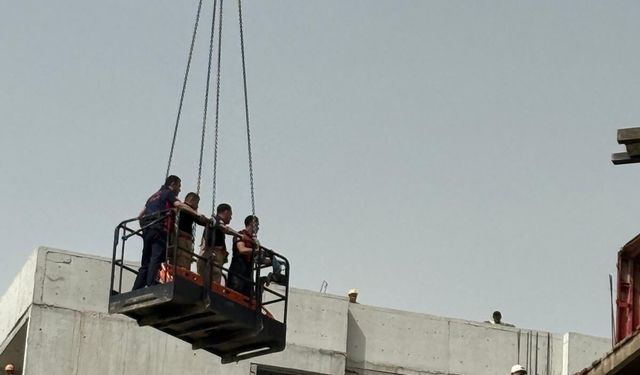 Vücuduna demir çubuk batan işçiyi itfaiye kurtardı