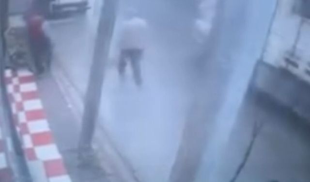 Yolda yürürken üzerine direk devrildi; o anlar kamerada