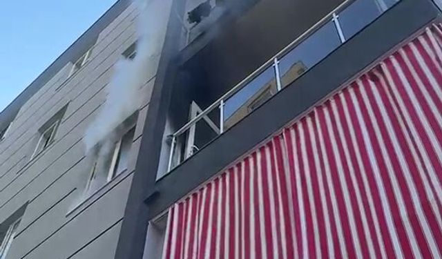 4 katlı binada yangın; mahsur kalan 2 kişi itfaiye ekipleri tarafından kurtarıldı