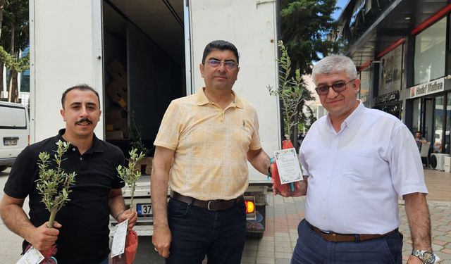5 bin zeytin fidanı dağıtıp, oğlunun düğününe çağırdı