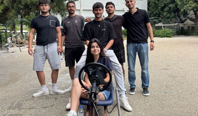 60 kişilik bölümünün tek kadın öğrencisi Bahar'ın mezuniyet sevinci