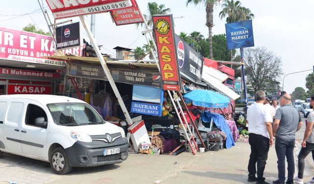 Adana'da kamyon markete daldı