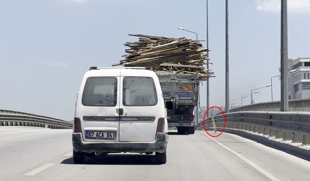 Ahşap yüklü kamyonun tehlikeli ilerleyişi