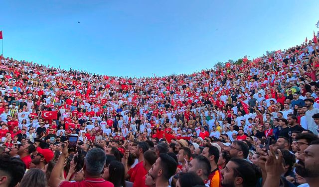 Antalya'da, antik tiyatroda milli maç heyecanı