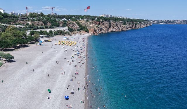 Antalya'da sıcaktan bunalanlar sahillere akın etti/Ek fotoğraflar