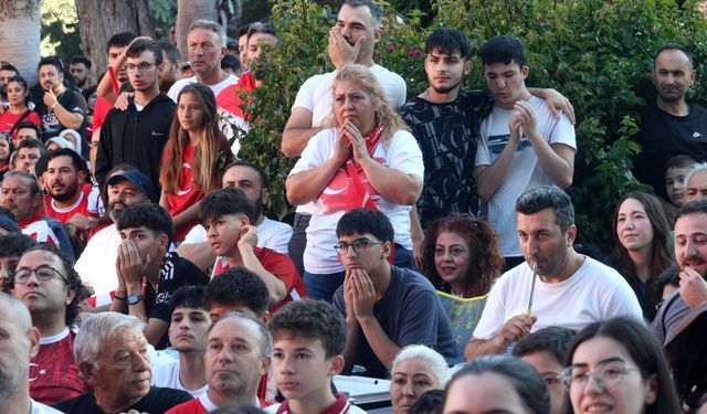 Antalya'daki sporseverler milli takımın yenilgisine üzüldü