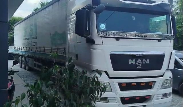 Ara sokakta trafiği kilitleyen TIR sürücüsüne 359 bin TL ceza