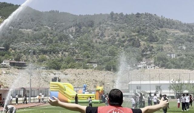 Bahçe'de itfaiyeden çocuklara serinleten sürpriz