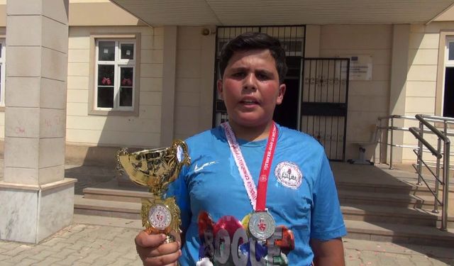 Bocce bowlingde derece yapan öğrencilere kırmızı halıda karşılama