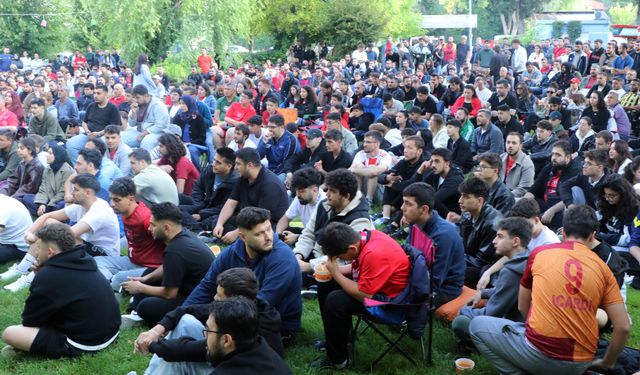 Burdur'da milli maçı dev ekranlarda izlediler