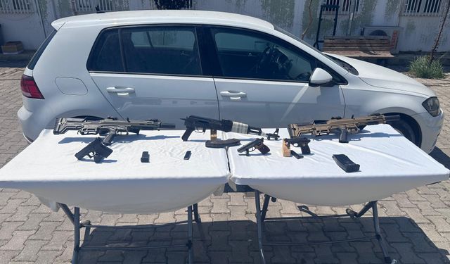 Cezaevi önünde 2 kişiyi yaralayıp, otomobil gasbeden şüphelilerin yakalanma anı kamerada