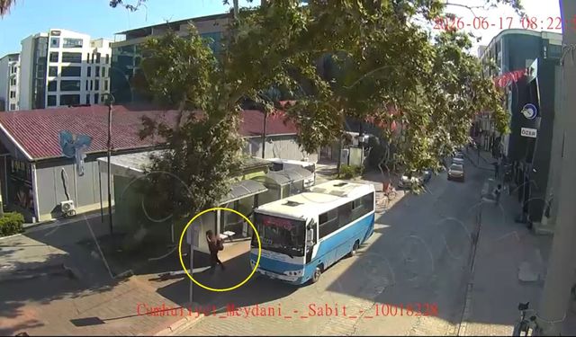 Çınar ağacı halk otobüsünün üzerine devrildi; o anlar kamerada