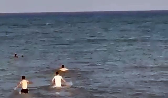 Denizde boğulma tehlikesi geçiren kız kardeşleri çevredekiler kurtardı