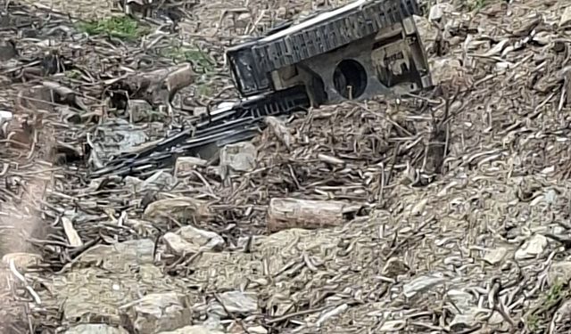 Devrilen iş makinesinin operatörü öldü