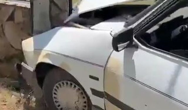 Duvara çarpan otomobildeki 3 kişi yaralandı