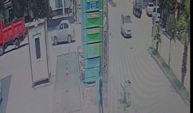 El freni çekilmeyen otomobil traktöre çarptı
