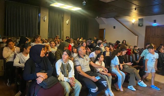 Hatay'da çocuklar tiyatro ile eğlendi