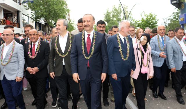 Isparta'da renkli festival korteji