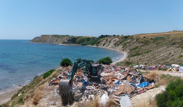 Karataş sahilindeki kaçak yapılan yıkılıyor