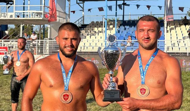Kemer Belediyesi güreşçileri kürsüye çıktı