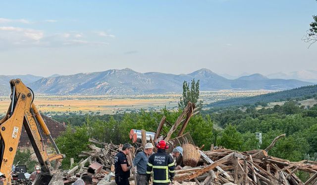 Kerpiç ev çöktü, karı- koca yaralandı
