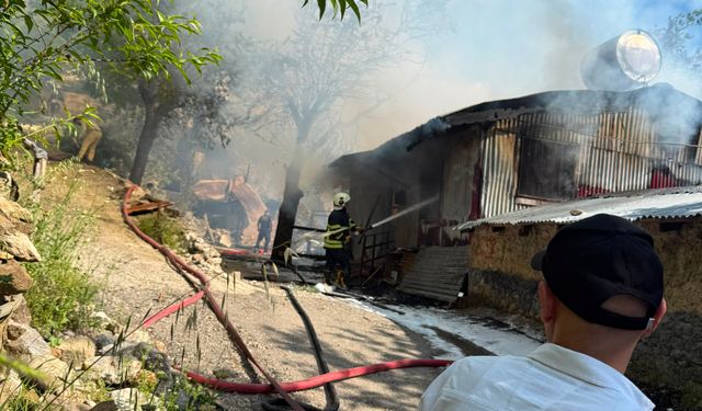 Kozan'da 2 yayla evi yandı