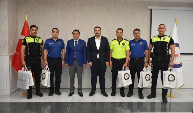 LGS'de örnek davranış sergileyen polislere ödül