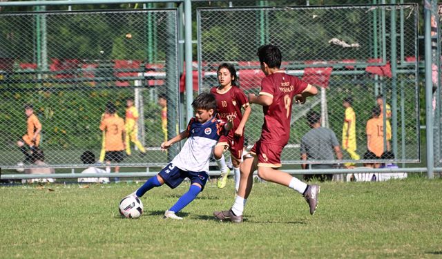 Mersin'de minikler yeteneklerini futbol şenliğinde ortaya koyuyor