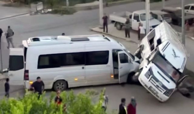 Minibüsler çarpıştı, 5 tarım işçisi yaralandı