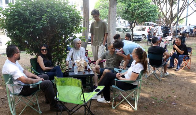 Öğrenciler LGS'de terledi, aileleri piknik havasında çocuklarını bekledi